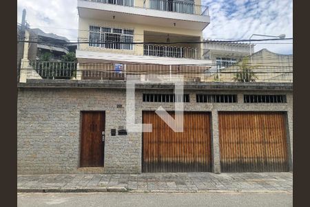 Casa à venda com 284m², 4 quartos e 3 vagasFachada