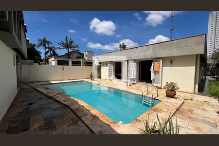 Casa para alugar com 350m², 3 quartos e 4 vagas Casa para alugar com 350m², 3 quartos e 4 vagasPiscina