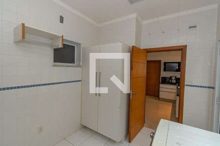 Casa de condomínio à venda com 481m², 4 quartos e 5 vagas Casa de condomínio à venda com 481m², 4 quartos e 5 vagasÁrea de Serviço
