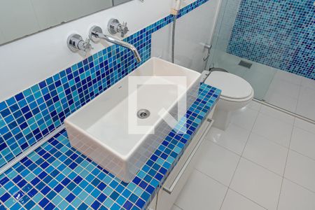 Casa de condomínio à venda com 481m², 4 quartos e 5 vagas Casa de condomínio à venda com 481m², 4 quartos e 5 vagasDetalhe Banheiro da Suíte 3