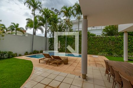 Casa de condomínio à venda com 481m², 4 quartos e 5 vagas Casa de condomínio à venda com 481m², 4 quartos e 5 vagasQuintal