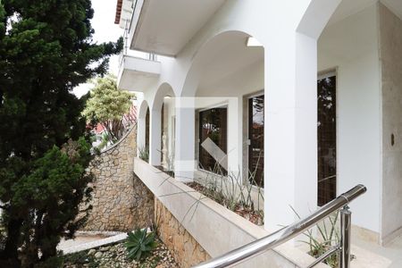 Casa à venda com 505m², 5 quartos e 6 vagasEntrada