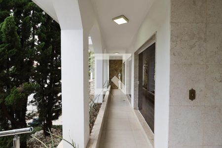 Casa à venda com 505m², 5 quartos e 6 vagasEntrada