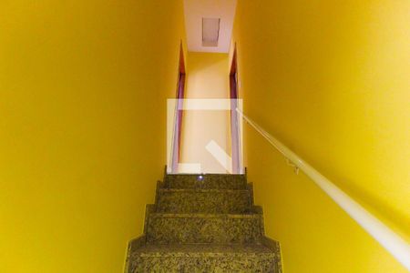 Casa de condomínio à venda com 103m², 2 quartos e 2 vagas Casa de condomínio à venda com 103m², 2 quartos e 2 vagasEscada
