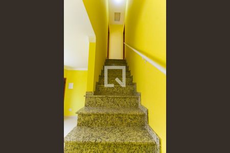 Casa de condomínio à venda com 103m², 2 quartos e 2 vagas Casa de condomínio à venda com 103m², 2 quartos e 2 vagasEscada