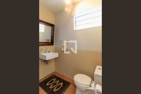 Casa à venda com 170m², 5 quartos e 2 vagas Casa à venda com 170m², 5 quartos e 2 vagasBanheiro 2