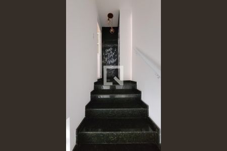 Apartamento à venda com 160m², 3 quartos e 2 vagas Apartamento à venda com 160m², 3 quartos e 2 vagasEscada