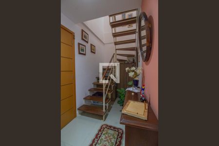 Apartamento à venda com 153m², 4 quartos e 3 vagas Apartamento à venda com 153m², 4 quartos e 3 vagasEscada