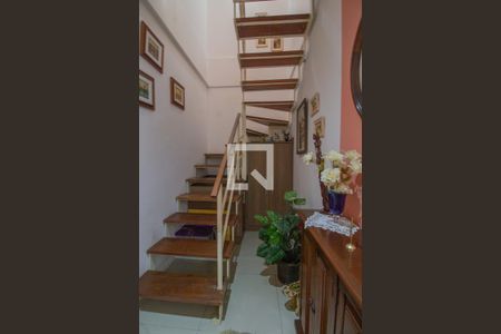 Apartamento à venda com 153m², 4 quartos e 3 vagas Apartamento à venda com 153m², 4 quartos e 3 vagasEscada