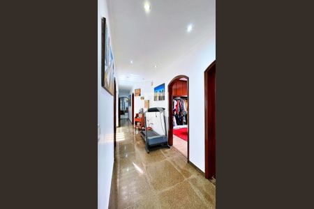 Casa à venda com 278m², 4 quartos e 7 vagasCorredor