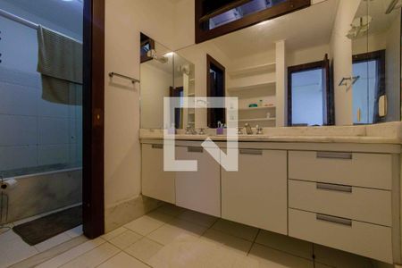 Casa de condomínio à venda com 1000m², 5 quartos e 5 vagas Casa de condomínio à venda com 1000m², 5 quartos e 5 vagasBanheiro Suíte 2