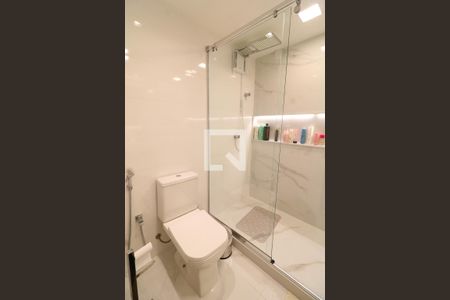 Casa à venda com 800m², 5 quartos e 4 vagasBanheiro 2 da Suíte 1