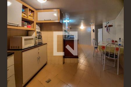 Casa de condomínio à venda com 419m², 3 quartos e 2 vagas Casa de condomínio à venda com 419m², 3 quartos e 2 vagasCozinha de serviço