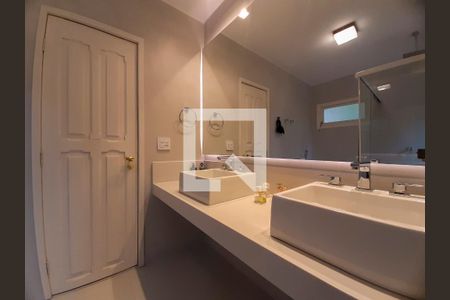 Casa de condomínio à venda com 419m², 3 quartos e 2 vagas Casa de condomínio à venda com 419m², 3 quartos e 2 vagasBanheiro Quarto 1 suíte