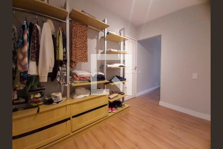 Casa de condomínio à venda com 419m², 3 quartos e 2 vagas Casa de condomínio à venda com 419m², 3 quartos e 2 vagasCloset Quarto 1 suíte