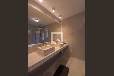 Casa de condomínio à venda com 419m², 3 quartos e 2 vagas Casa de condomínio à venda com 419m², 3 quartos e 2 vagasBanheiro Quarto 1 suíte