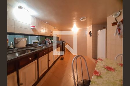 Casa de condomínio à venda com 419m², 3 quartos e 2 vagas Casa de condomínio à venda com 419m², 3 quartos e 2 vagasCozinha de serviço