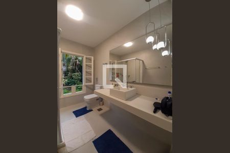 Casa de condomínio à venda com 419m², 3 quartos e 2 vagas Casa de condomínio à venda com 419m², 3 quartos e 2 vagasBanheiro