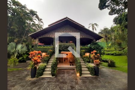 Casa de condomínio à venda com 419m², 3 quartos e 2 vagas Casa de condomínio à venda com 419m², 3 quartos e 2 vagasFachada