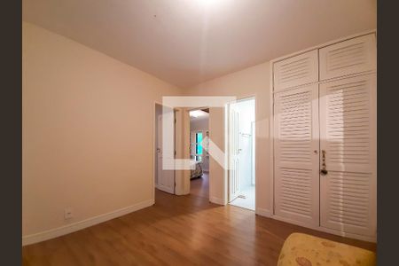 Casa de condomínio à venda com 419m², 3 quartos e 2 vagas Casa de condomínio à venda com 419m², 3 quartos e 2 vagasSala intima