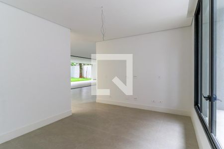 Casa de condomínio à venda com 935m², 4 quartos e 6 vagas Casa de condomínio à venda com 935m², 4 quartos e 6 vagasSala de TV