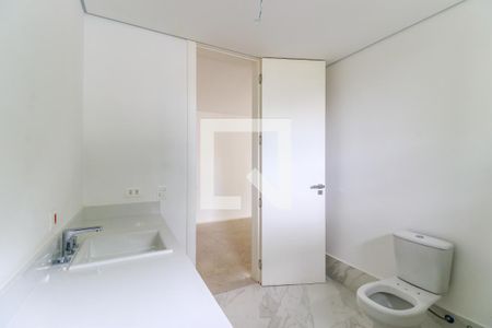 Casa de condomínio à venda com 935m², 4 quartos e 6 vagas Casa de condomínio à venda com 935m², 4 quartos e 6 vagasBanheiro da Suíte 2