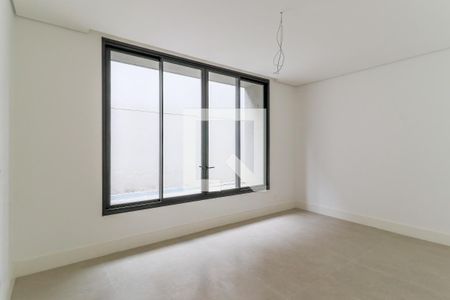 Casa de condomínio à venda com 935m², 4 quartos e 6 vagas Casa de condomínio à venda com 935m², 4 quartos e 6 vagasSala de TV