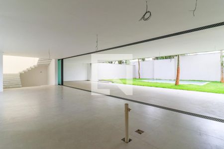 Casa de condomínio à venda com 935m², 4 quartos e 6 vagas Casa de condomínio à venda com 935m², 4 quartos e 6 vagasSala