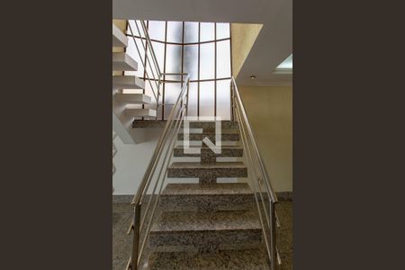 Casa à venda com 650m², 4 quartos e 5 vagasEscada