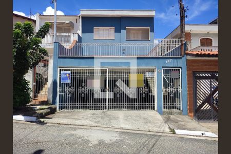 Casa à venda com 210m², 4 quartos e 2 vagas Casa à venda com 210m², 4 quartos e 2 vagasFachada