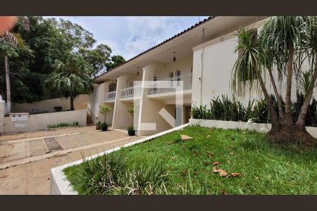 Casa à venda com 1411m², 10 quartos e 13 vagas Casa à venda com 1411m², 10 quartos e 13 vagasFachada