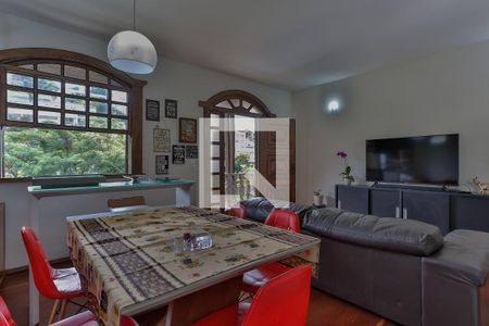 Casa à venda com 752m², 8 quartos e 5 vagas Casa à venda com 752m², 8 quartos e 5 vagasSala/Cozinha