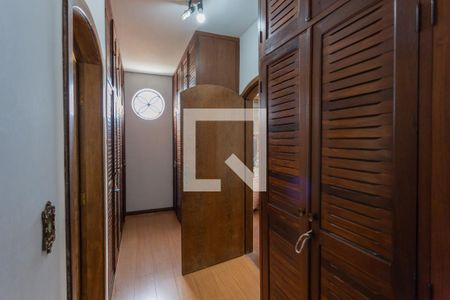 Casa à venda com 752m², 8 quartos e 5 vagas Casa à venda com 752m², 8 quartos e 5 vagasCorredor