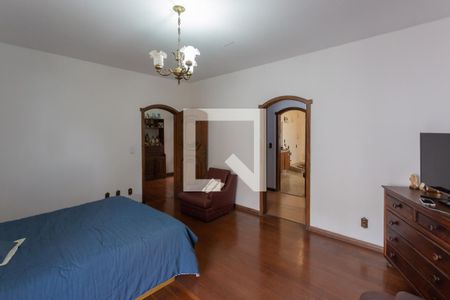 Casa à venda com 752m², 8 quartos e 5 vagas Casa à venda com 752m², 8 quartos e 5 vagasSuíte