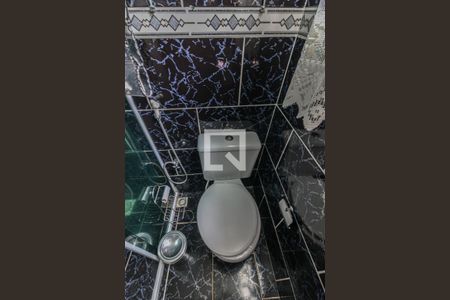 Casa à venda com 600m², 2 quartos e 3 vagas Casa à venda com 600m², 2 quartos e 3 vagasBanheiro Social