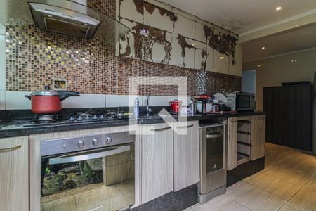 Casa à venda com 600m², 2 quartos e 3 vagas Casa à venda com 600m², 2 quartos e 3 vagasCozinha e Área de Serviço