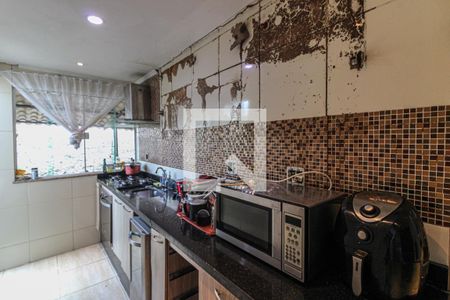 Casa à venda com 600m², 2 quartos e 3 vagas Casa à venda com 600m², 2 quartos e 3 vagasCozinha e Área de Serviço