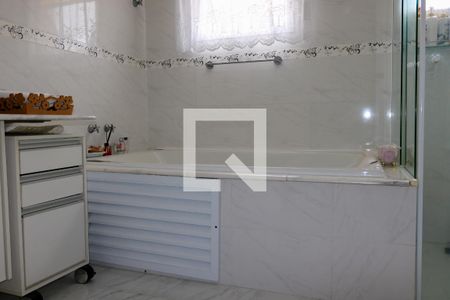 Casa à venda com 602m², 4 quartos e 9 vagasBanheiro da Suíte Master