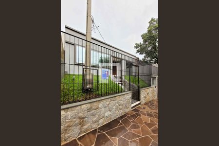 Casa à venda com 250m², 4 quartos e 2 vagas Casa à venda com 250m², 4 quartos e 2 vagasFachada