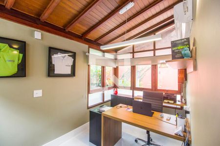 Apartamento à venda com 329m², 4 quartos e 4 vagas Apartamento à venda com 329m², 4 quartos e 4 vagasEscritório