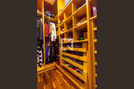 Apartamento à venda com 329m², 4 quartos e 4 vagas Apartamento à venda com 329m², 4 quartos e 4 vagasCloset da suíte 1