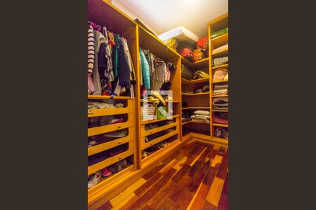 Apartamento à venda com 329m², 4 quartos e 4 vagas Apartamento à venda com 329m², 4 quartos e 4 vagasCloset da suíte 2