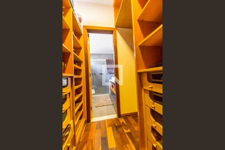 Apartamento à venda com 329m², 4 quartos e 4 vagas Apartamento à venda com 329m², 4 quartos e 4 vagasCloset da suíte 1