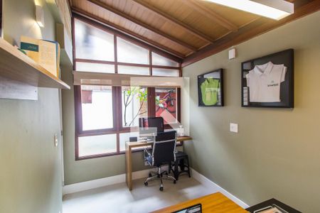 Apartamento à venda com 329m², 4 quartos e 4 vagas Apartamento à venda com 329m², 4 quartos e 4 vagasEscritório