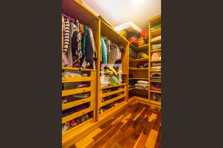 Apartamento à venda com 329m², 4 quartos e 4 vagas Apartamento à venda com 329m², 4 quartos e 4 vagasCloset da suíte 2