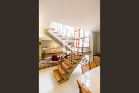 Apartamento à venda com 329m², 4 quartos e 4 vagas Apartamento à venda com 329m², 4 quartos e 4 vagasEscada