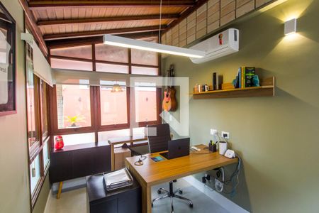 Apartamento à venda com 329m², 4 quartos e 4 vagas Apartamento à venda com 329m², 4 quartos e 4 vagasEscritório