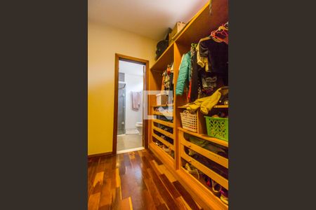 Apartamento à venda com 329m², 4 quartos e 4 vagas Apartamento à venda com 329m², 4 quartos e 4 vagasCloset da suíte 2