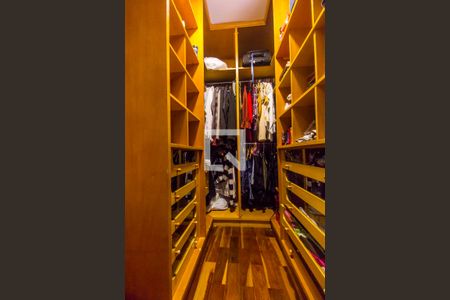 Apartamento à venda com 329m², 4 quartos e 4 vagas Apartamento à venda com 329m², 4 quartos e 4 vagasCloset da suíte 1