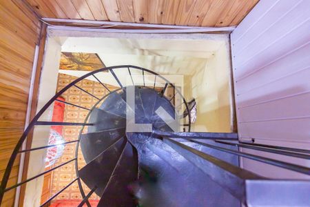 Casa à venda com 250m², 2 quartos e 2 vagas Casa à venda com 250m², 2 quartos e 2 vagasEscada